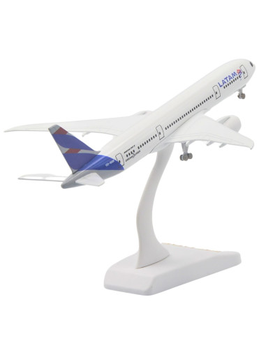Avión de Latam a Escala - Escala 1:350
